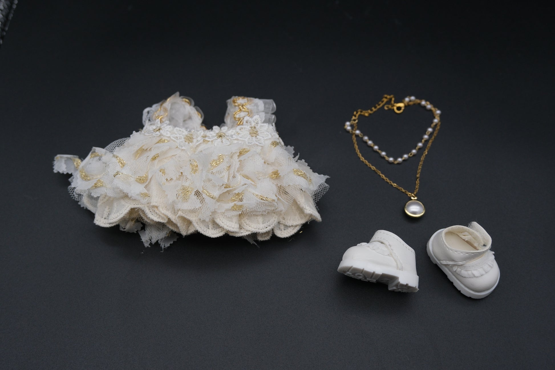 A_shot_showing_all_three_pieces_of_the_set_laid_out