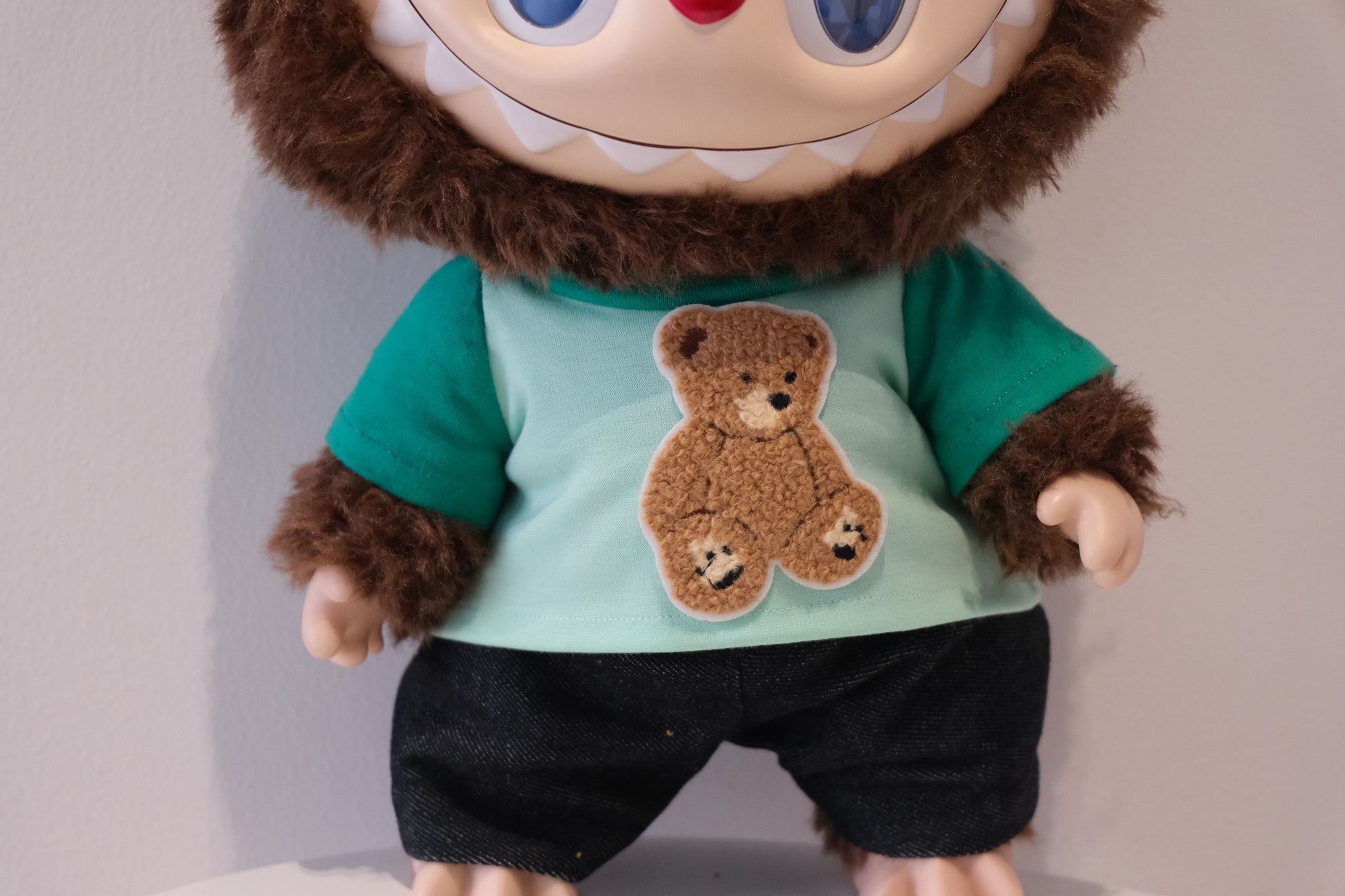 close details A cute 2-piece Labubu outfit from the Let's Checkmate series featuring soft, multi-tonal color-blocked joggers and a playful graphic T-shirt in a children's streetwear style